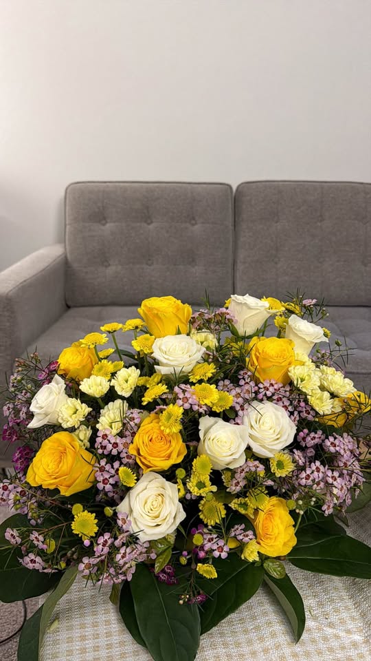 Yellow and white mixed bouquet